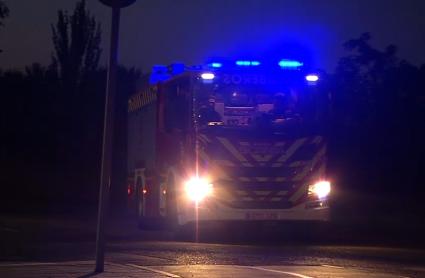 Bomberos llegando hasta el lugar en el que se ha encontrado el cuerpo sin vida