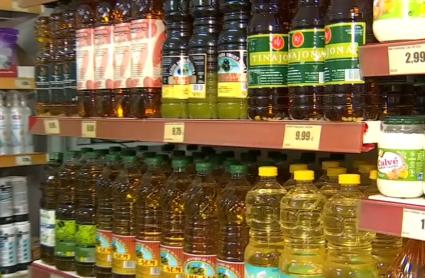 Aceite de oliva en el lineal de un supermercado