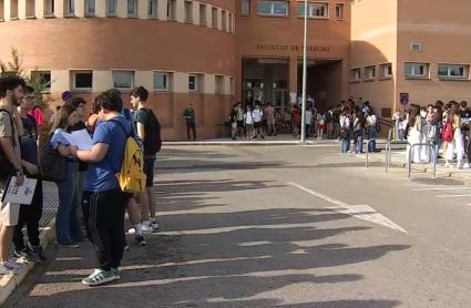 Estudiantes antes de entrar en las pruebas de la EBAU