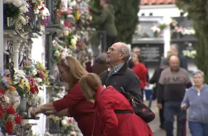 Gran afluencia de visitantes al cementerio en el Día de Todos los Santos