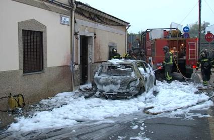 Coche incendiado en Mérida