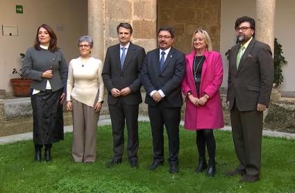 Foto de Junta y agentes sociales tras la firma