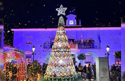 El espectacular árbol de Navidad de Campillo de Llerena está hecho de ganchillo