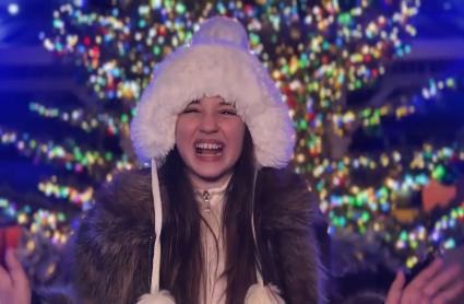 Chloe DelaRosa canta 'Ya llegó la Navidad'