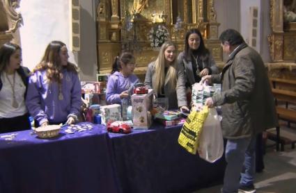 Así ha sido la recogida solidaria de juguetes de la Hermandad de la Oración en el Huerto de Badajoz