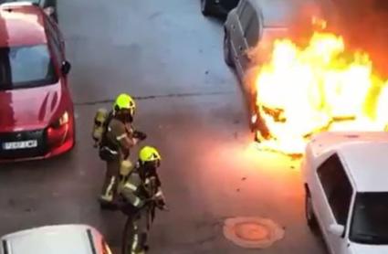 Coche ardiendo en Navalmoral de la Mata