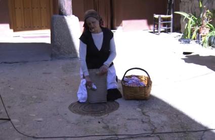 El pasado y presente de las mujeres rurales toma las calles de Garganta la Olla en forma de ruta teatral