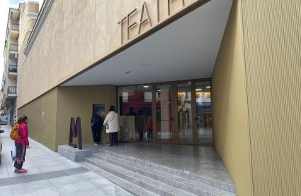 Espectadores sacando entradas en el Teatro María Luisa