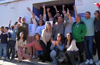 Vecinos de La Roca de la Sierra celebrando el segundo premio de la Lotería de Navidad. 