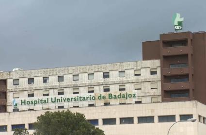 ue trasladado en estado crítico al hospital pacense después de caer de un andamio desde una altura de unos 5 metros