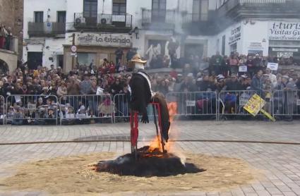 Cáceres comienza su carnaval con la Fiesta de Las Lavanderas y la quema del Pelele en la Plaza Mayor