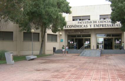 Cuatro de cada cinco graduados de la UEx logra insertarse en el mercado laboral