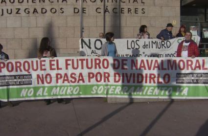 Plataforma civica por Navalmoral de la Mata en la puerta de la audiencia provincial de Cáceres.