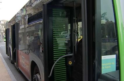 Los menores pueden viajar gratis, desde hoy, en el autobús urbano de Cáceres