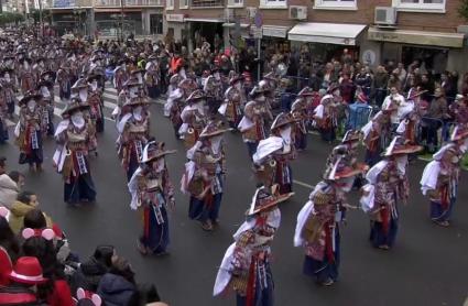 El Gran Desfile de Badajoz luce desafiando a la lluvia