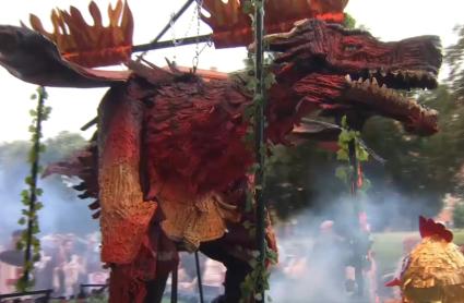 Más de 3.200 personas y 26 dragones participan este martes en el desfile de San Jorge de Cáceres