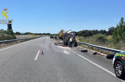 Cortado un carril de la EX-A1 en sentido a Portugal por la colisión entre un vehículo articulado contra un furgón