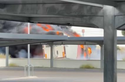 Arde un camión en Don Benito por causas que aún se desconocen 