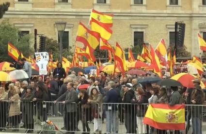 Miles de personas se han concentrado esta mañana en la Plaza de Colón para pedir la dimisión del presidente del Gobierno 