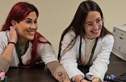 Equipo médico de oncogeriatría formado por la enfermera Jara Escribano Latorre y la doctora Alejandra Cespedes Diego