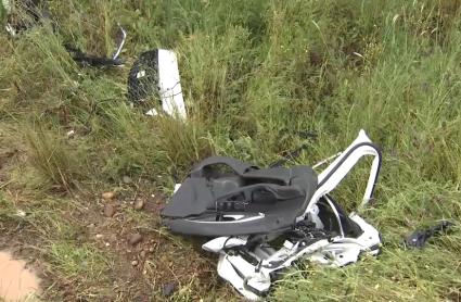 Restos de un vehículo tras un accidente en la Ex-107, a las afueras de Badajoz