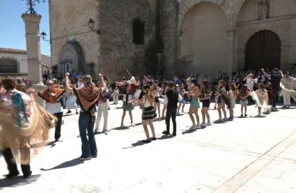 Representación de la Jota de la Manzana, en Peraleda de la Mata
