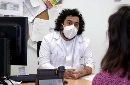 Un enfermero atiende a una paciente en su consulta