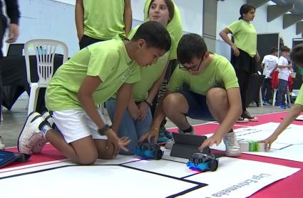 Alumnos con robots en la 5ª jornada de la VII Liga Extremeña de Robótica