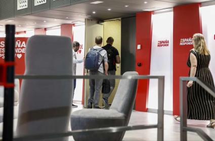 Agentes de la UCO en el interior de la sede del PSOE