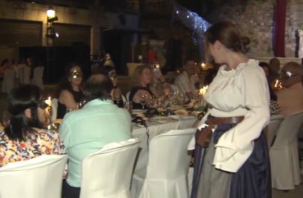 Cena benéfica en la Plaza de San Jorge