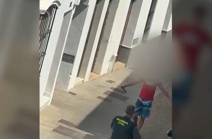Un hombre se atrinchera con un cuchillo en Fregenal de la Sierra