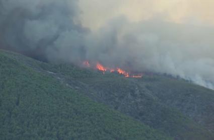 Desalojan la alquería de La Huerta, perteneciente a Caminomorisco, por el incendio