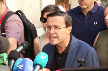 Miguel Ángel Gallardo, secretario general del PSOE de Extremadura, a las puertas de la sede nacional del partido