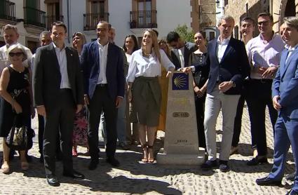 Cáceres incorpora un hito Xacobeo que marca los 695 kilómetros entre la Plaza de Santiago y la Plaza del Obradoiro