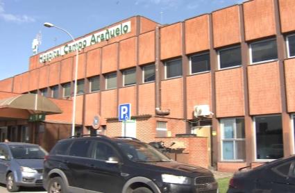 La sección sindical de UGT en el Hospital Campo Arañuelo de Navalmoral de la Mata ha alertado de la "situación de abuso y desprecio" que sufre el colectivo de Cuidados Auxiliares en Enfermería (TCAES) en relación con la licitación del servicio de limpieza y la "imposición de tareas que no les competen según el Estatuto Marco ni ningún documento reglado".  Unas "tareas impuestas fuera de funciones", ya que "con total falta de respeto" se pretende que estos trabajadores "asuman tareas que en ningún caso están