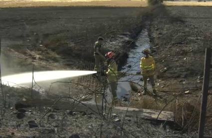 Bomberos durante las labores de extinción del incendio en Valdecaballeros