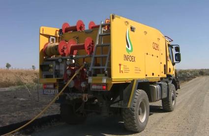 Medios terrestres y aéreos intervienen en un incendio forestal en Cañamero
