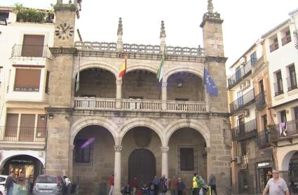 Cinco jóvenes detenidos, cuatro de ellos menores, por incendiar tres contenedores en Plasencia
