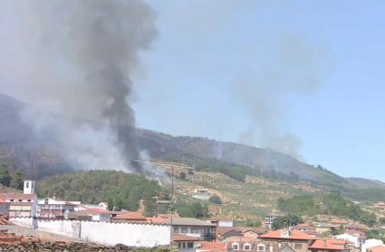 La evolución del fuego en Las Hurdes es "relativamente favorable" y detrás del mismo "está la mano del hombre"