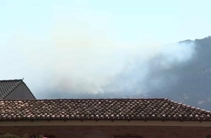 Los servicios de extinción de incendios confirman que algunas viviendas de Jarilla y Villar de Plasencia se han visto afectadas por el incendio