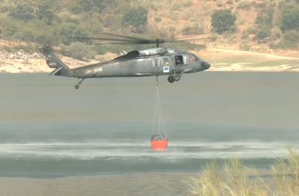 El Black Hawk de Eslovaquia refuerza el perímetro del incendio en Hervás