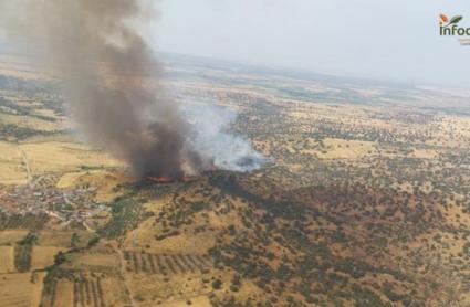 Medios extremeños refuerzan las labores de extinción en el incendio forestal de Navalmoralejo (Toledo)