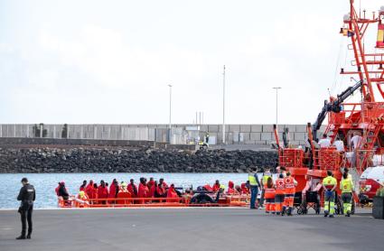 Agentes de los equipos de emergencia atienden a los migrantes en el muelle de Arrecife, a 6 de enero de 2025