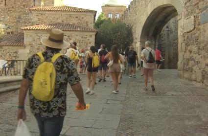 El PSOE apunta que la Junta "da la espalda" a empresarios turísticos y el Ejecutivo regional asegura que  el sector experimenta un crecimiento "sin precedentes"
