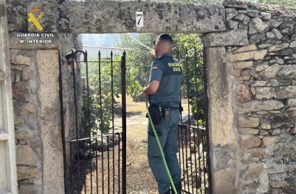 La Guardia Civil llama a la "responsabilidad" y pide que los vecinos no sofoquen las llamas por su cuenta