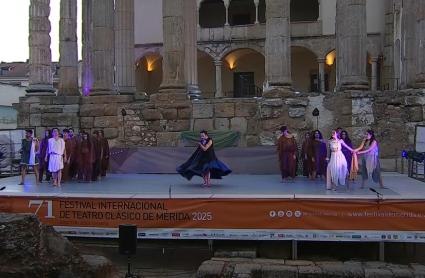 Jóvenes actores de 'Ciclón' representan la obra en el Templo de Diana