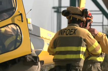 Bomberos del Plan Infoex durante las labores de extinción de un incendio forestal