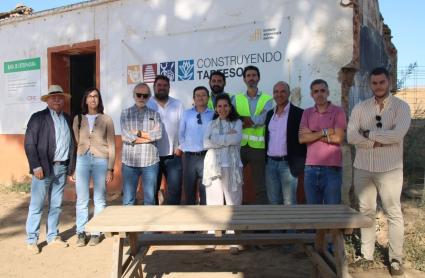 Foto de familia en la firma del acta de inicio de obra de la cúpula de Cásas del Turuñuelo