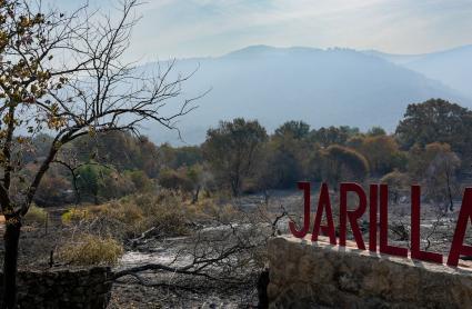 Cartel de Jarilla con los alrededores quemados a causa del incendio del verano de 2025