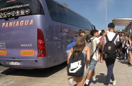 Alumnos utilizando transporte escolar - Imagen de archivo